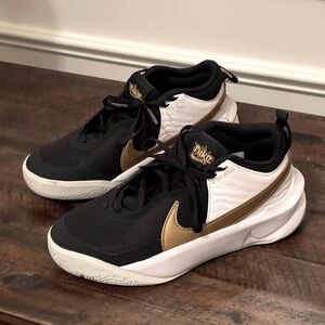 Nike Team Hustle sneakers. Boys  size 3.5
